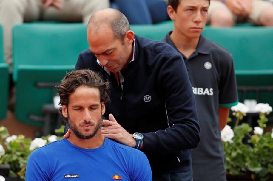 Feliciano Lopez, al 61 Slam di fila, si fa curare per un dolore al collo (Reuters) 
